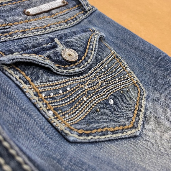 Almost Famous Distressed Flare Leg Jeans. Size 5. - Picture 4 of 9